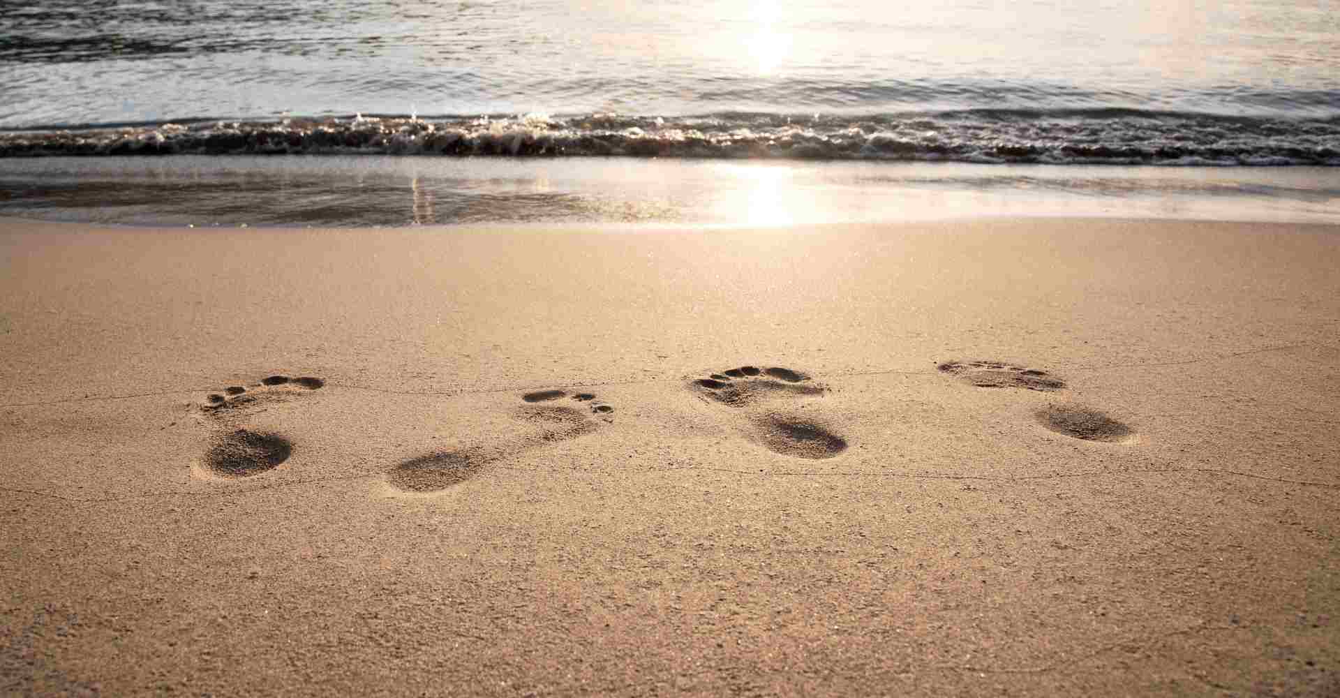Fußspuren im Sand am Strand